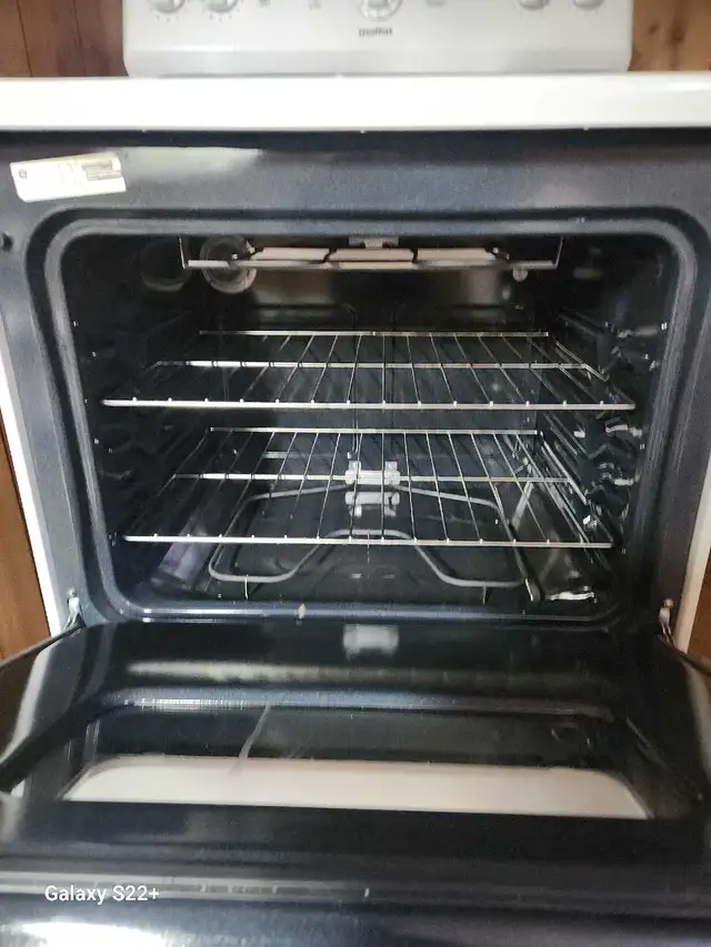 Réfrigérateur, cuisinière,table de cuisine venant avec 2 chaises - Photo 2