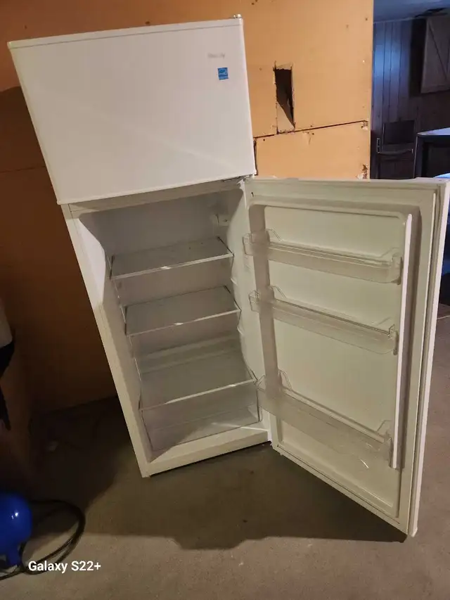 Réfrigérateur, cuisinière,table de cuisine venant avec 2 chaises - Photo 4