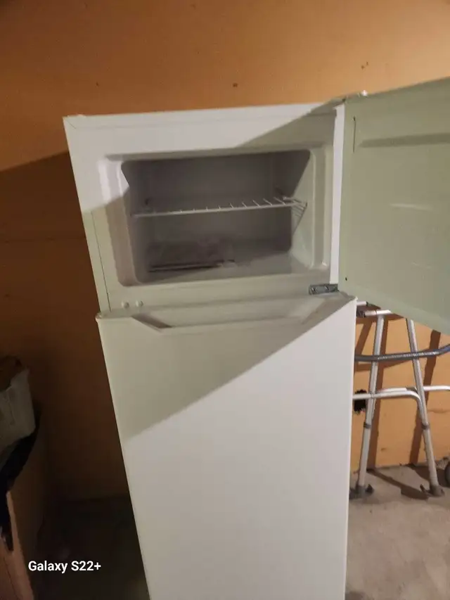 Réfrigérateur, cuisinière,table de cuisine venant avec 2 chaises - Photo 5