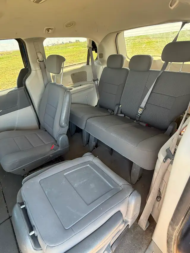 2010 Grand Caravan - Photo 4