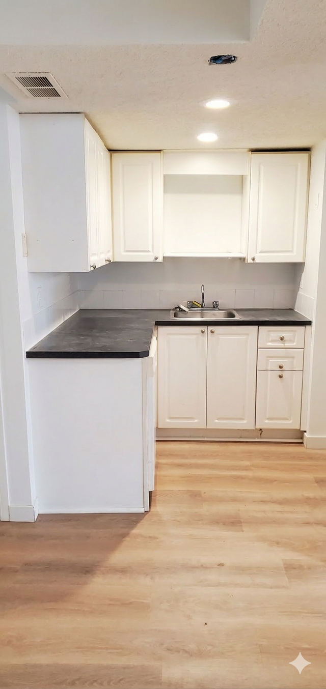 1 Bedroom 1 Bathroom Furnished Basement - Photo 6