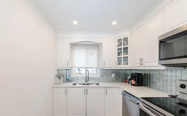 3 Bedroom House For Lease Nr Queeen St E & Dixie rd - Photo 2