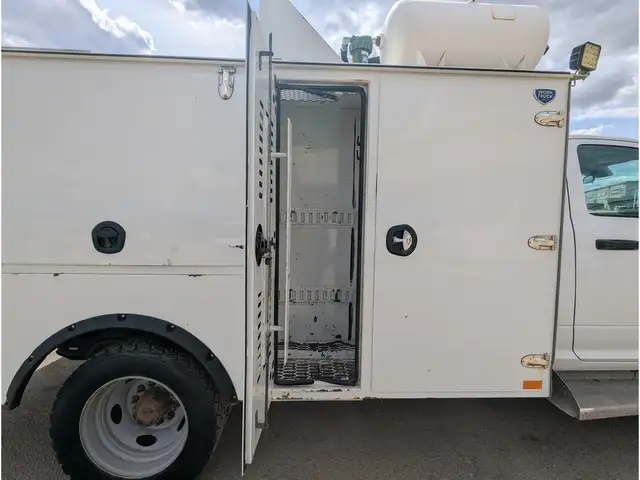 2017 Ram 5500 Service Body/Touch Media/DVD/Camera - Photo 24