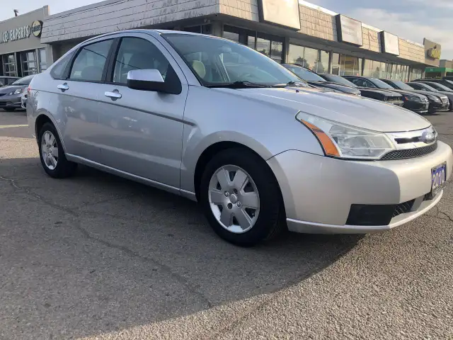 2010 Ford Focus SE CERTIFIED WITH 3 YEARS WARRANTY INCLUDED. - Photo 2