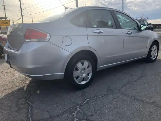 2010 Ford Focus SE CERTIFIED WITH 3 YEARS WARRANTY INCLUDED. - Photo 4