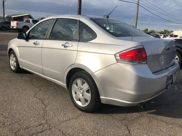 2010 Ford Focus SE CERTIFIED WITH 3 YEARS WARRANTY INCLUDED. - Photo 5