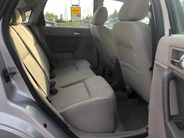 2010 Ford Focus SE CERTIFIED WITH 3 YEARS WARRANTY INCLUDED. - Photo 7
