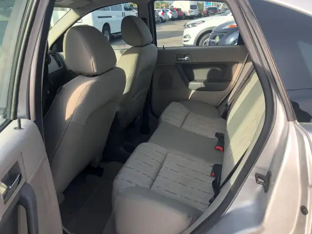 2010 Ford Focus SE CERTIFIED WITH 3 YEARS WARRANTY INCLUDED. - Photo 8