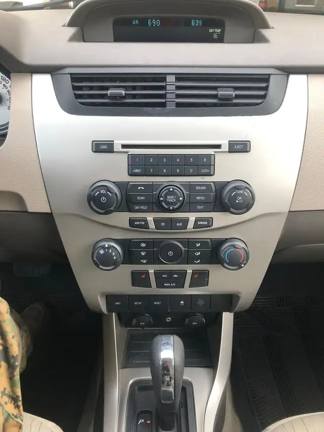 2010 Ford Focus SE CERTIFIED WITH 3 YEARS WARRANTY INCLUDED. - Photo 11