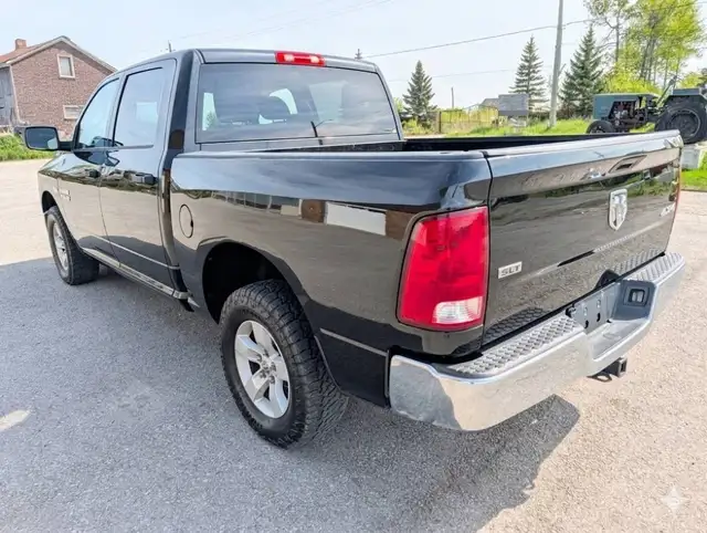 2017 Ram 1500 4WD Crew Cab 140.5' ST | Clean title! CERTIFIED - Photo 5
