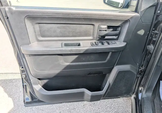 2017 Ram 1500 4WD Crew Cab 140.5' ST | Clean title! CERTIFIED - Photo 7