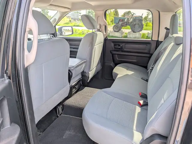 2017 Ram 1500 4WD Crew Cab 140.5' ST | Clean title! CERTIFIED - Photo 9