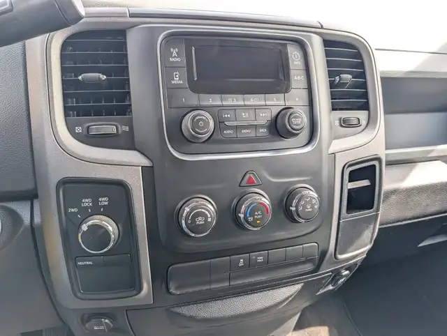 2017 Ram 1500 4WD Crew Cab 140.5' ST | Clean title! CERTIFIED - Photo 17