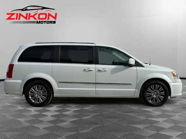 2016 Chrysler Town & Country TOURING-L | CLEAN CARFAX | LEATHER - Photo 6