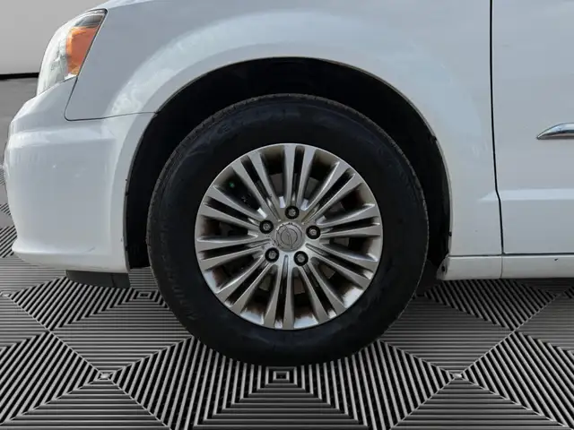 2016 Chrysler Town & Country TOURING-L | CLEAN CARFAX | LEATHER - Photo 9