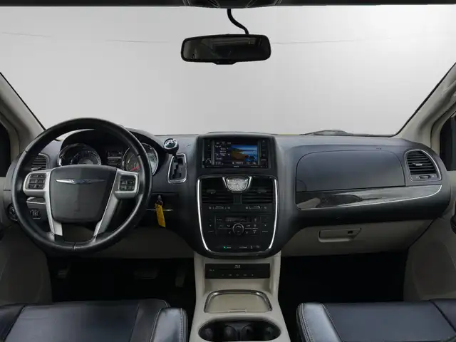 2016 Chrysler Town & Country TOURING-L | CLEAN CARFAX | LEATHER - Photo 10