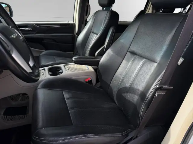 2016 Chrysler Town & Country TOURING-L | CLEAN CARFAX | LEATHER - Photo 11
