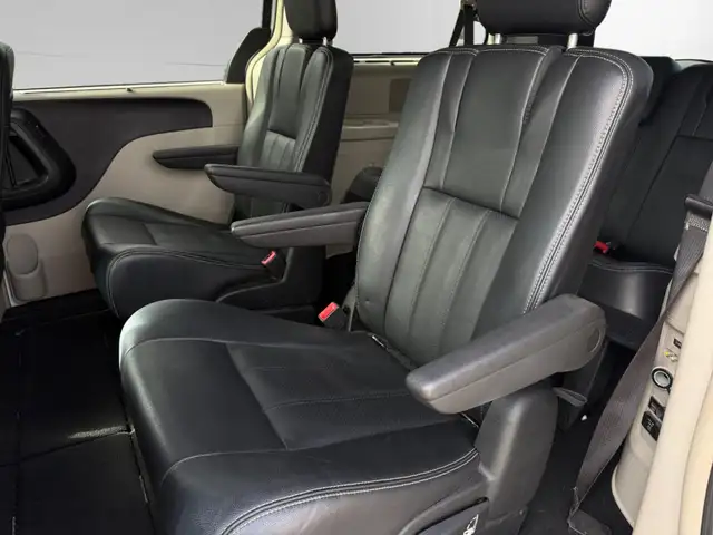 2016 Chrysler Town & Country TOURING-L | CLEAN CARFAX | LEATHER - Photo 12
