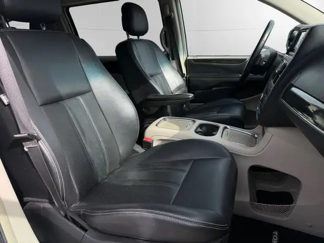 2016 Chrysler Town & Country TOURING-L | CLEAN CARFAX | LEATHER - Photo 13