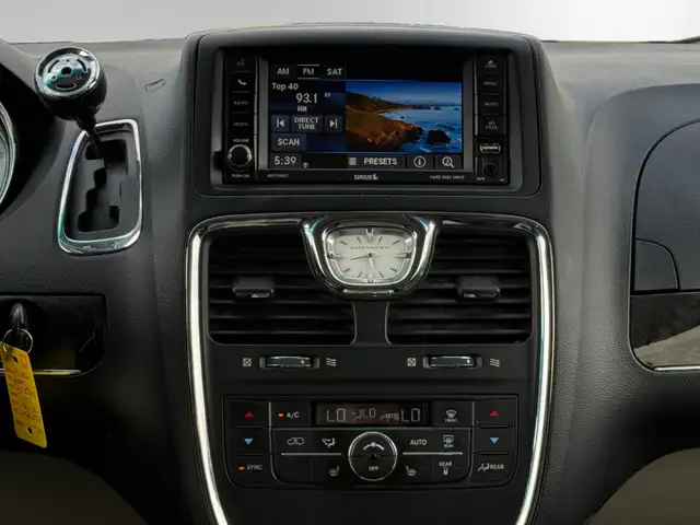 2016 Chrysler Town & Country TOURING-L | CLEAN CARFAX | LEATHER - Photo 16