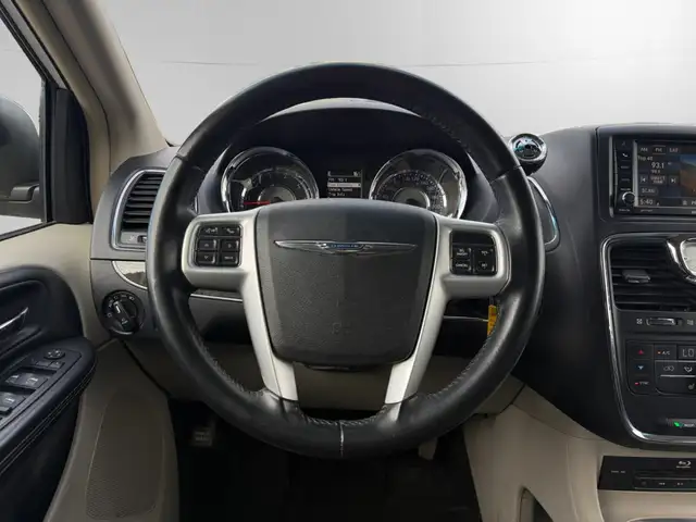 2016 Chrysler Town & Country TOURING-L | CLEAN CARFAX | LEATHER - Photo 17