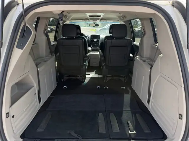 2016 Chrysler Town & Country TOURING-L | CLEAN CARFAX | LEATHER - Photo 19