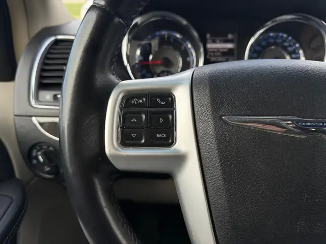 2016 Chrysler Town & Country TOURING-L | CLEAN CARFAX | LEATHER - Photo 24
