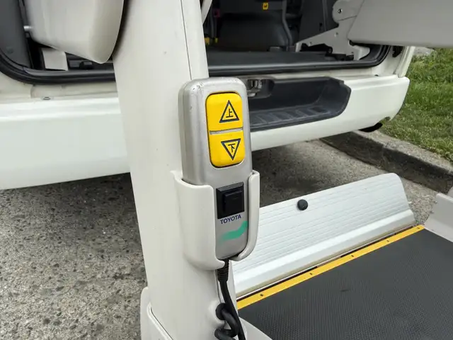 2009 Toyota Hiace 8 Passenger Wheelchair Lift Van JDM - Photo 12