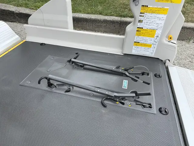 2009 Toyota Hiace 8 Passenger Wheelchair Lift Van JDM - Photo 13