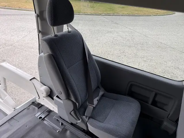 2009 Toyota Hiace 8 Passenger Wheelchair Lift Van JDM - Photo 20