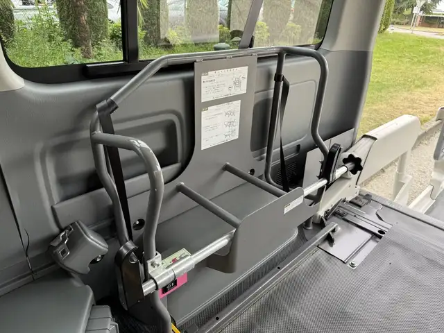 2009 Toyota Hiace 8 Passenger Wheelchair Lift Van JDM - Photo 22