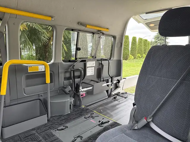 2009 Toyota Hiace 8 Passenger Wheelchair Lift Van JDM - Photo 25
