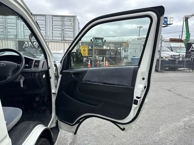 2009 Toyota Hiace 8 Passenger Wheelchair Lift Van JDM - Photo 35