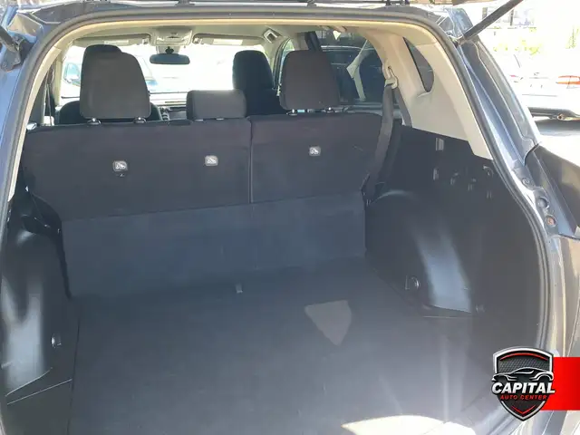 2018 Toyota RAV4 LE - Photo 17