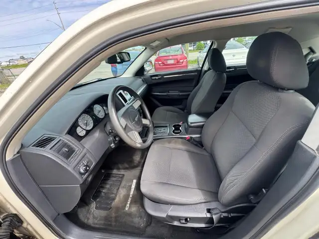 2008 Chrysler 300 AS IS, WELL MAINTAINED, NO ACCIDENTS, HAS RUST - Photo 9