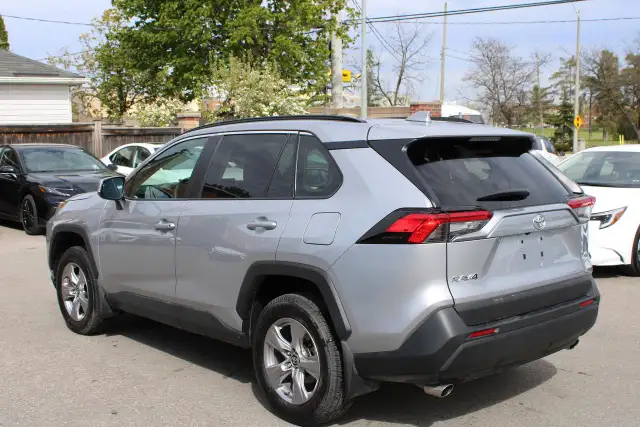 2025 Toyota RAV4 XLE - Photo 4