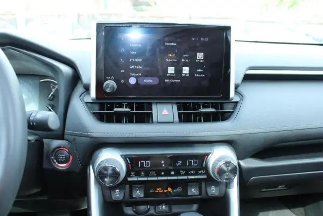 2025 Toyota RAV4 XLE - Photo 8
