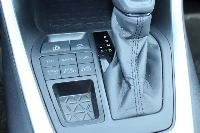 2025 Toyota RAV4 XLE - Photo 9