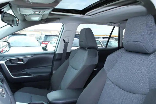 2025 Toyota RAV4 XLE - Photo 10