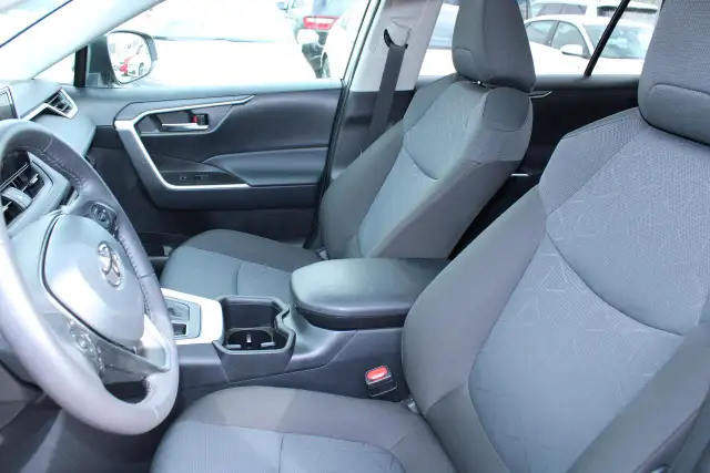 2025 Toyota RAV4 XLE - Photo 11