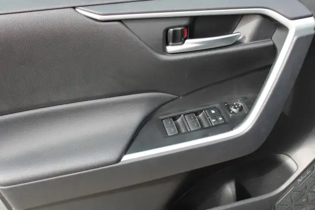 2025 Toyota RAV4 XLE - Photo 12