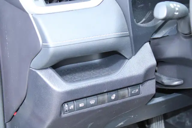 2025 Toyota RAV4 XLE - Photo 13
