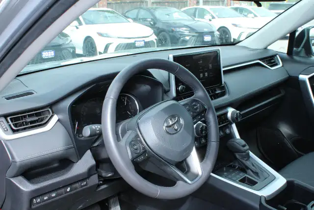 2025 Toyota RAV4 XLE - Photo 14