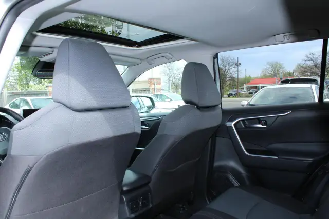 2025 Toyota RAV4 XLE - Photo 15