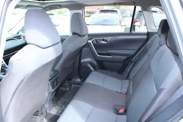 2025 Toyota RAV4 XLE - Photo 16