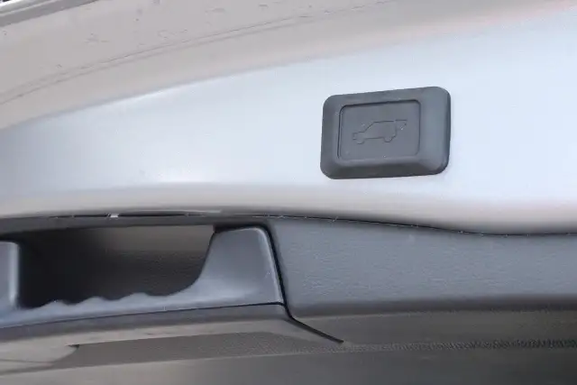 2025 Toyota RAV4 XLE - Photo 17