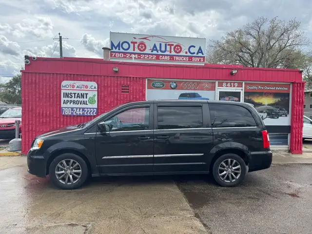 2015 Chrysler Town & Country S - Photo 2