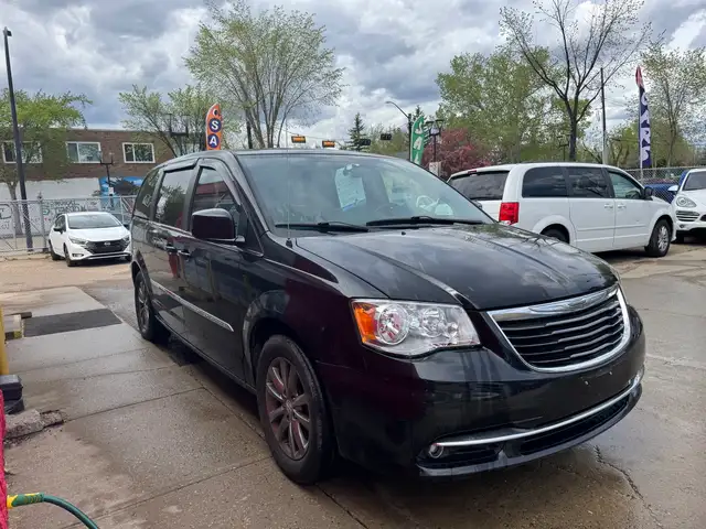 2015 Chrysler Town & Country S - Photo 4