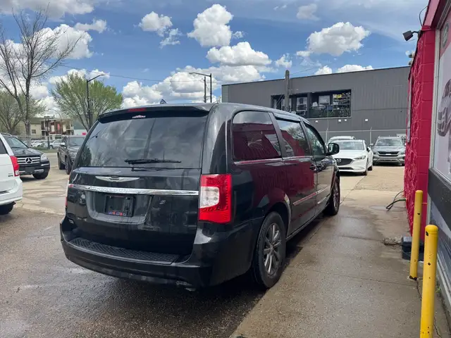 2015 Chrysler Town & Country S - Photo 18