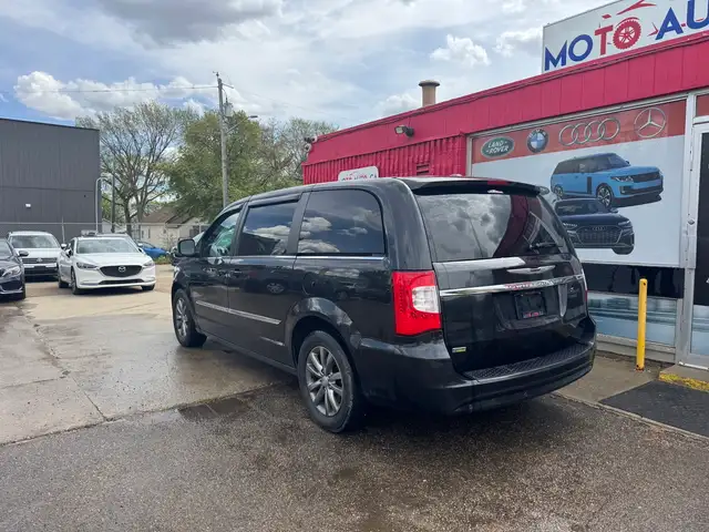 2015 Chrysler Town & Country S - Photo 20